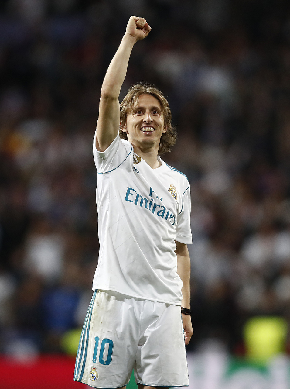 英国女歌手利帕现场观看阿根廷国家德比，并与里克尔梅合影